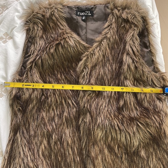 Rue 21 girls brown faux fur vest 40%polyester lining and 100% polyester. - Picture 1 of 9